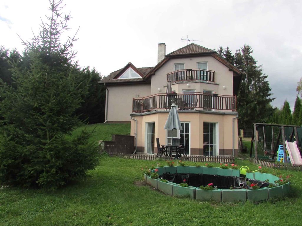 Villa mit Innenpool, Saunou und Spielraum