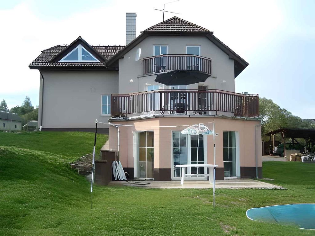 Villa mit Innenpool, Saunou und Spielraum