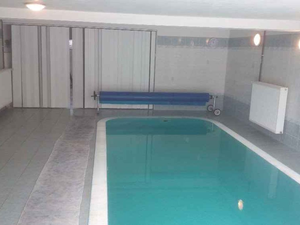Villa mit Innenpool, Saunou und Spielraum