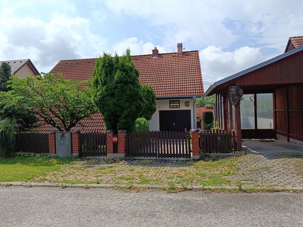 Ferienhaus mit Schwimmbad, Trampolin und Tennisplatz