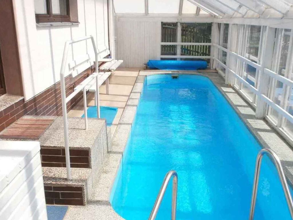 Ferienhaus mit Schwimmbad, Trampolin und Tennisplatz