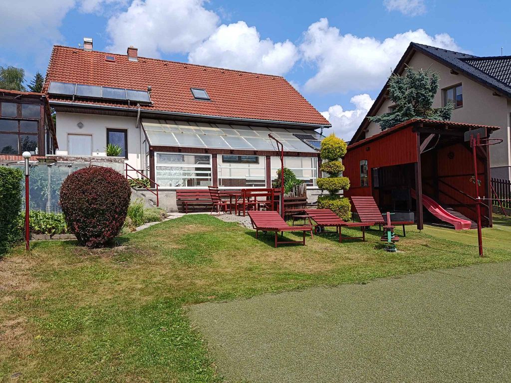 Ferienhaus mit Schwimmbad, Trampolin und Tennisplatz