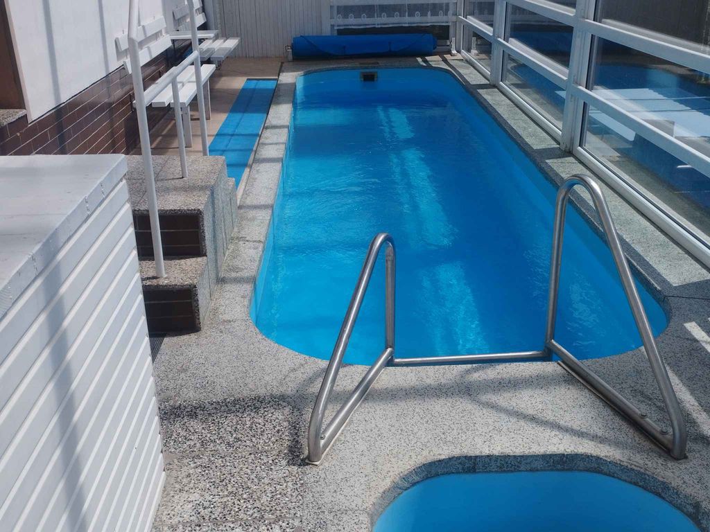 Ferienhaus mit Schwimmbad, Trampolin und Tennisplatz