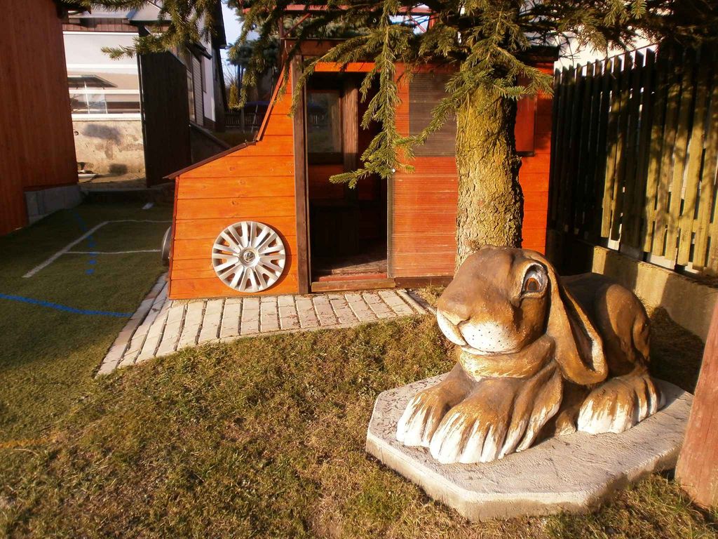 Ferienhaus mit Schwimmbad, Trampolin und Tennisplatz