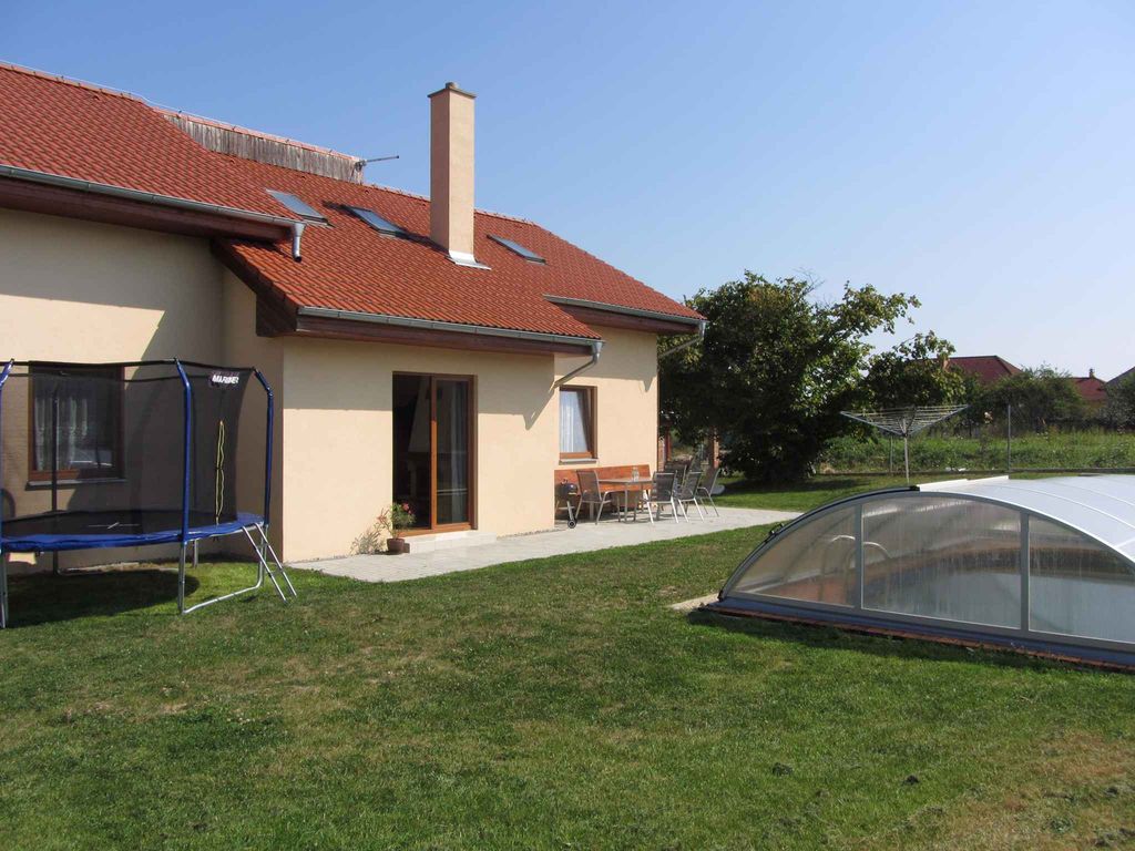 Ferienhaus mit Billard, Außenpool, Garten und Kinderschaukel