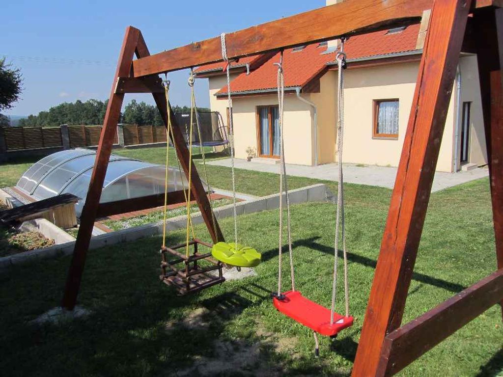 Ferienhaus mit Billard, Außenpool, Garten und Kinderschaukel