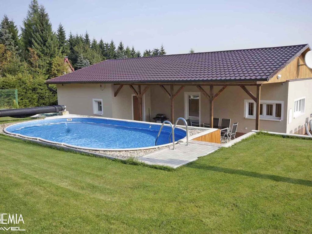 Bungalow mit einem Außenpool