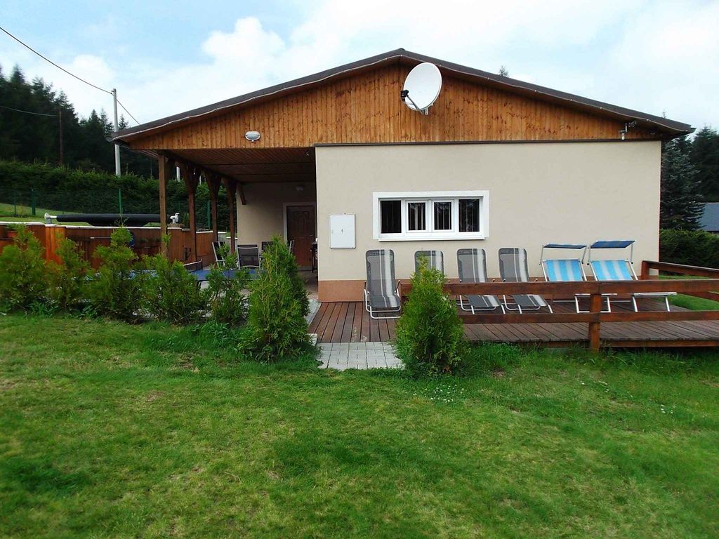 Bungalow mit einem Außenpool