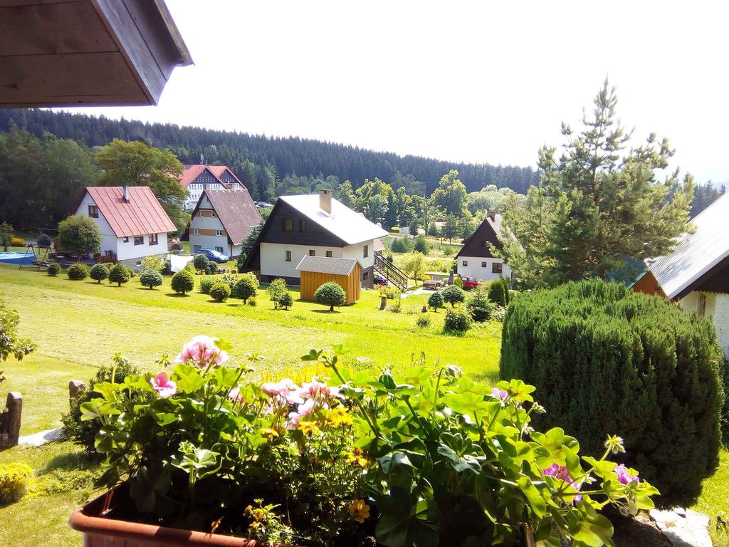 Berghütte im Wald mit Hinterteil