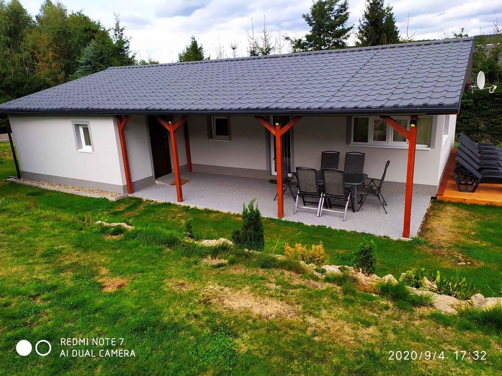 Bungalow mit dem Außenpool und Fitnessgeräte