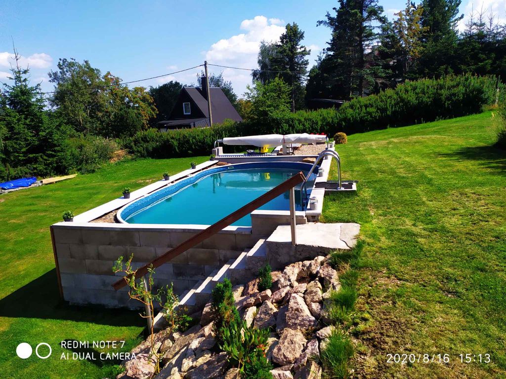 Bungalow mit dem Außenpool und Fitnessgeräte