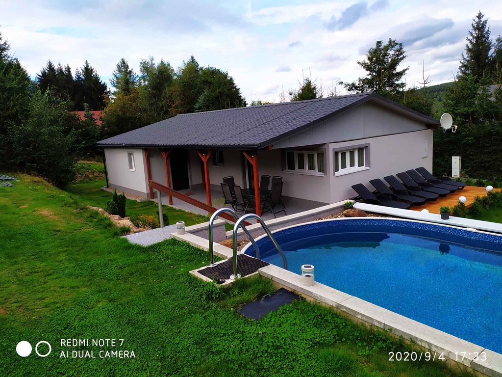 Bungalow mit dem Außenpool und Fitnessgeräte