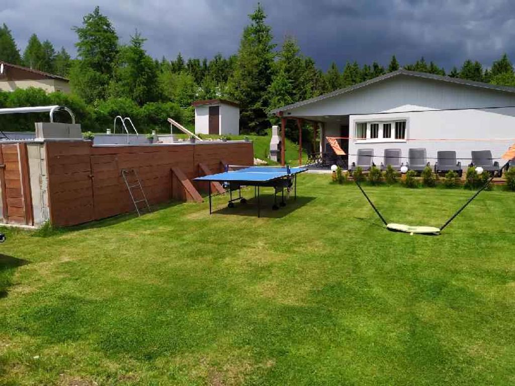 Bungalow mit dem Außenpool und Fitnessgeräte
