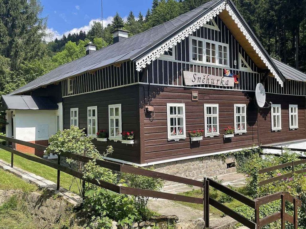 Berghütte mit Bademöglichkeit, Spielplatz und wunderschönem Blick auf die Wälder