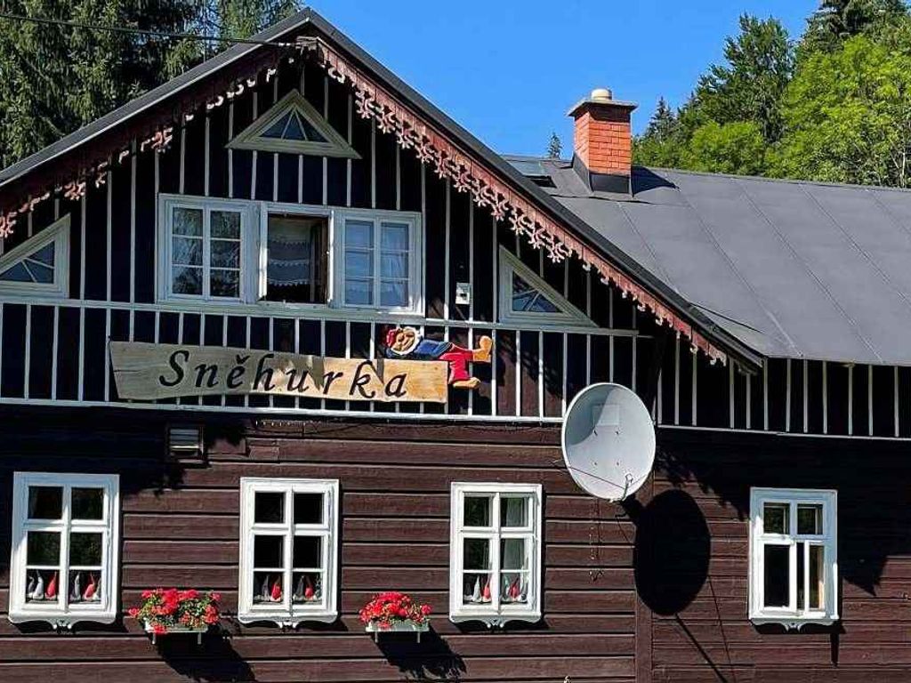 Berghütte mit Bademöglichkeit, Spielplatz und wunderschönem Blick auf die Wälder