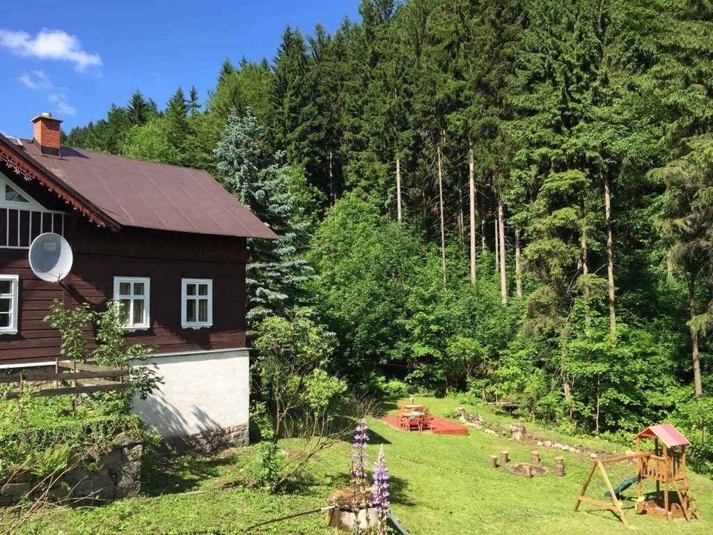 Berghütte mit Bademöglichkeit, Spielplatz und wunderschönem Blick auf die Wälder