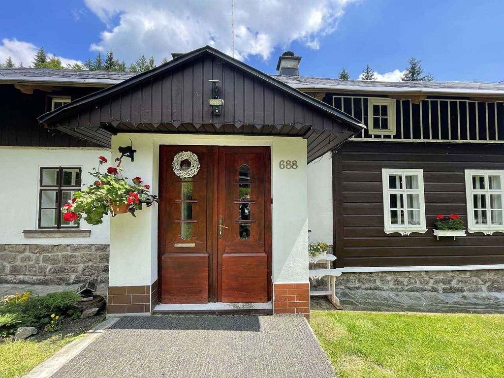 Berghütte mit Bademöglichkeit, Spielplatz und wunderschönem Blick auf die Wälder