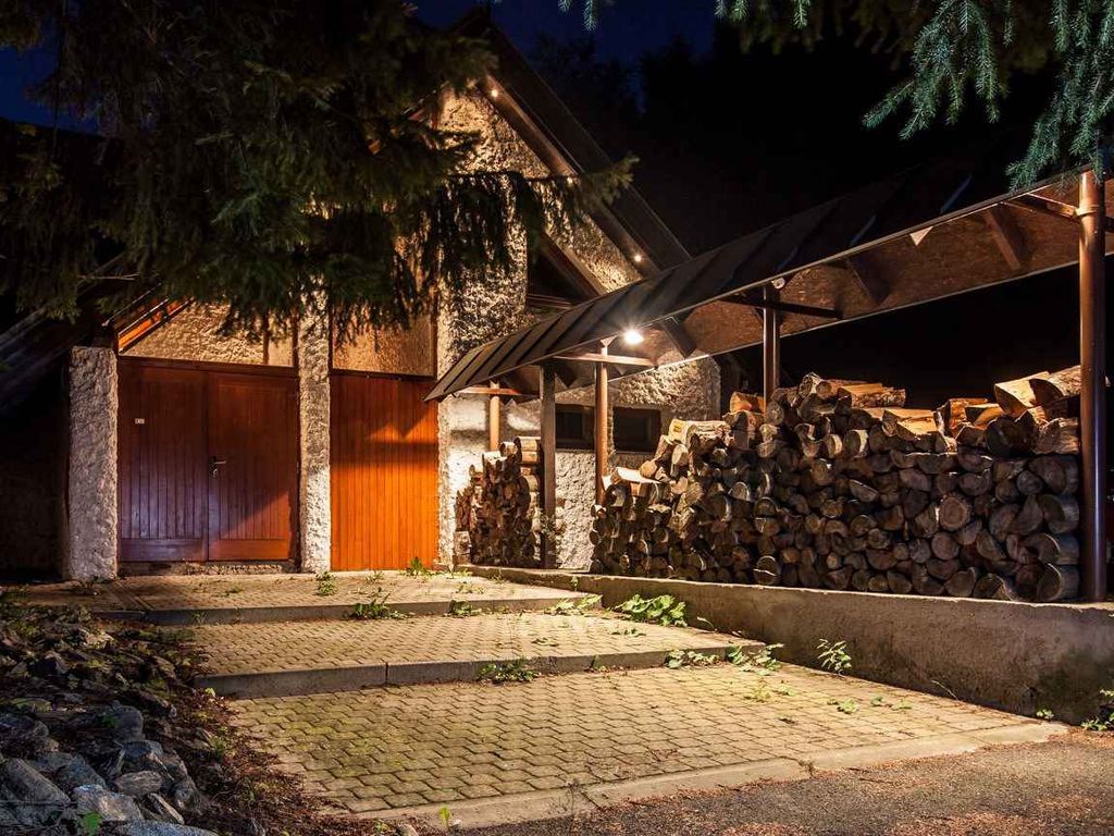 Ferienhaus mit Außenpool, Whirlpool, Sauna und Billardtisch