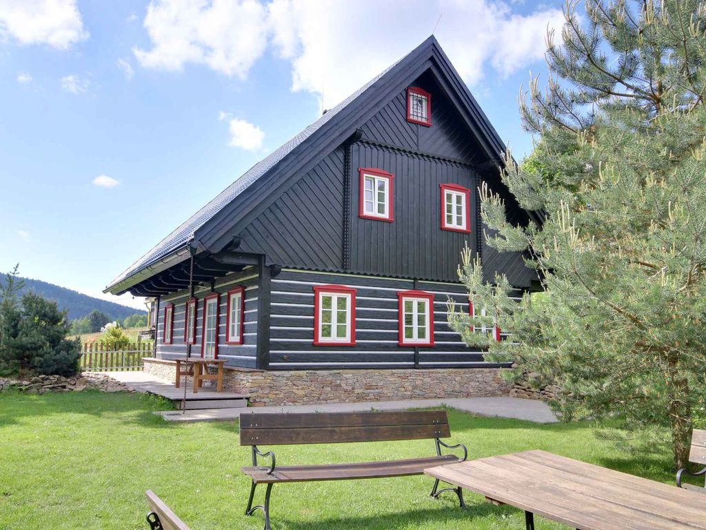 Ferienhaus mit stilvollen Holzmöbeln