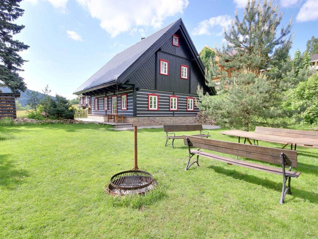 Ferienhaus mit stilvollen Holzmöbeln