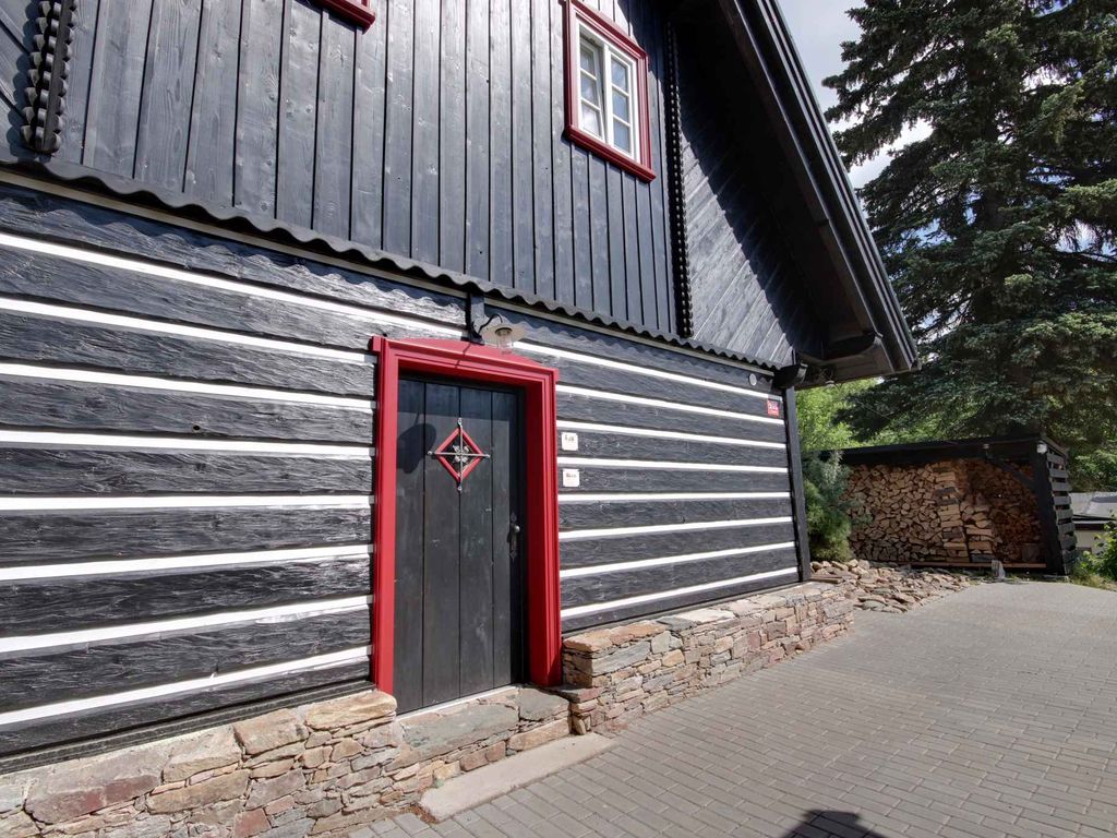 Ferienhaus mit stilvollen Holzmöbeln