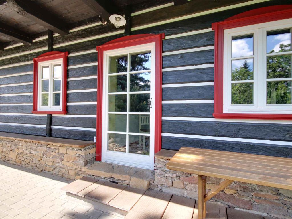 Ferienhaus mit stilvollen Holzmöbeln