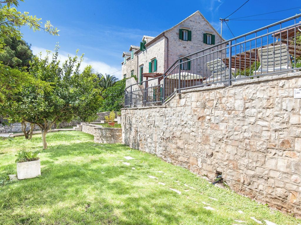 Villa mit Meerblick und Pool