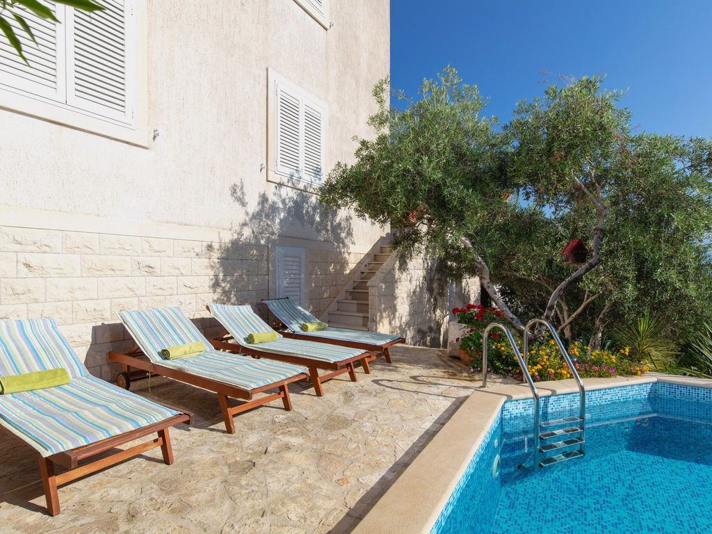 Villa mit Meerblick und Pool