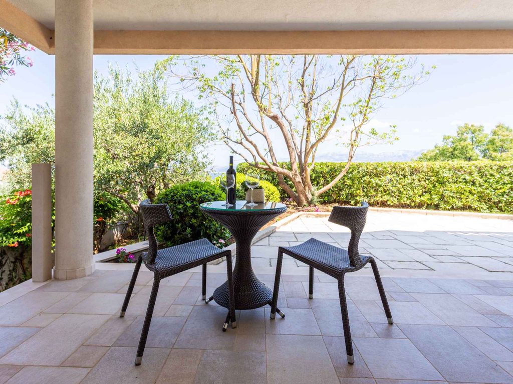 Ferienwohnung Mit Blick auf das Meer und einen Swimmingpool