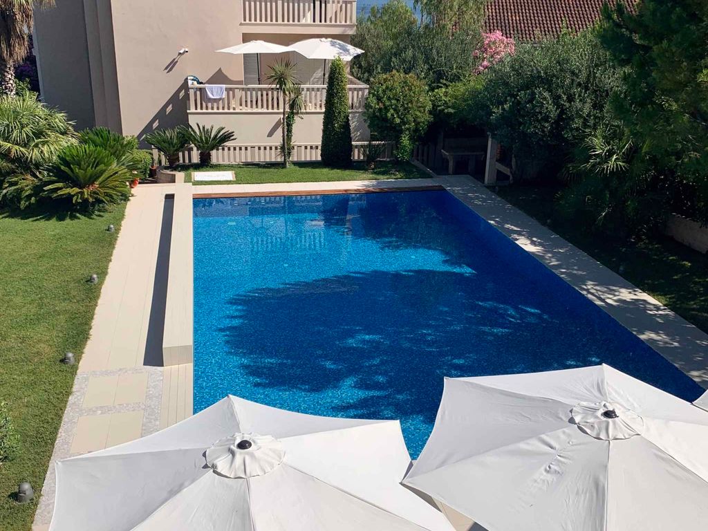 Ferienwohnung Mit Blick auf das Meer und einen Swimmingpool