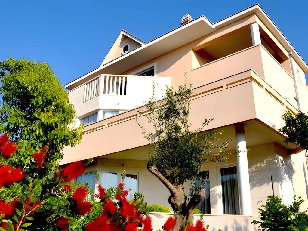 Ferienwohnung mit Blick auf den Pool und den Garten