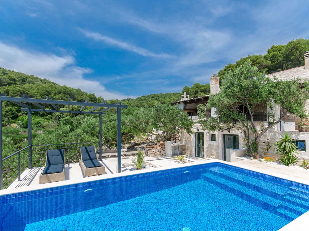 Ferienhaus mit Pool, Klimaanlage und Meerblick