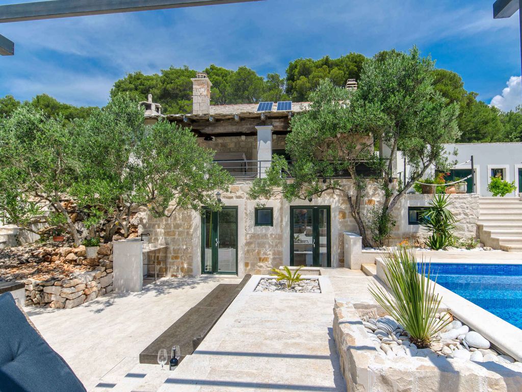 Ferienhaus mit Pool, Klimaanlage und Meerblick