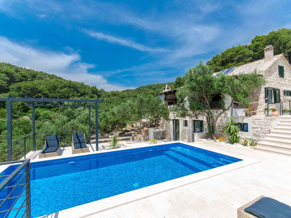 Ferienhaus mit Pool, Klimaanlage und Meerblick