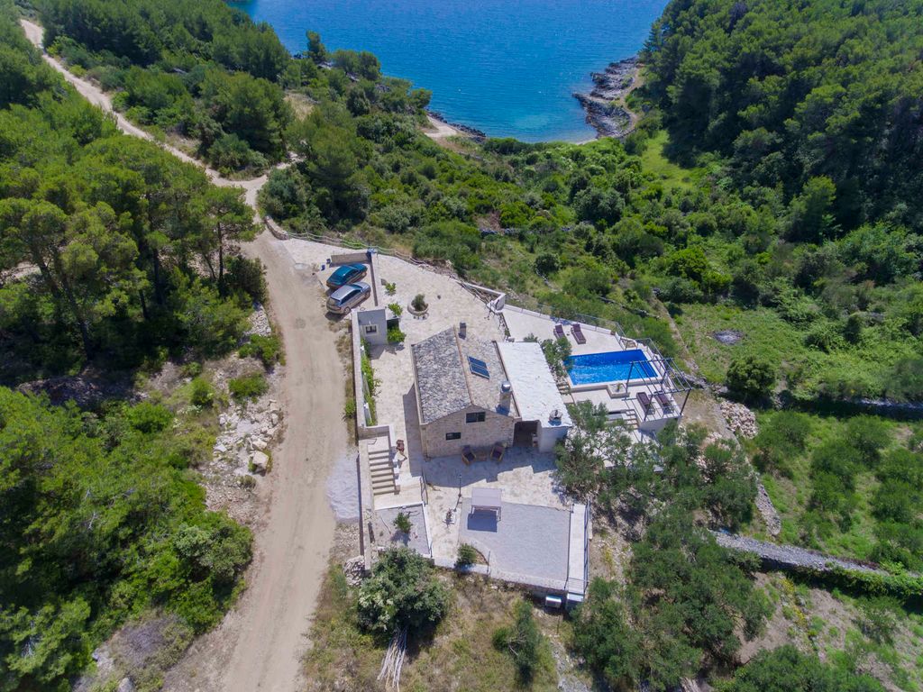 Ferienhaus mit Pool, Klimaanlage und Meerblick