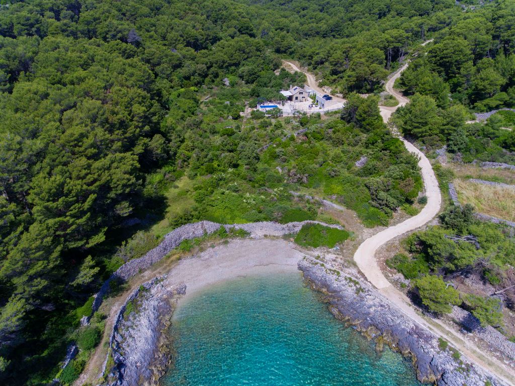 Ferienhaus mit Pool, Klimaanlage und Meerblick