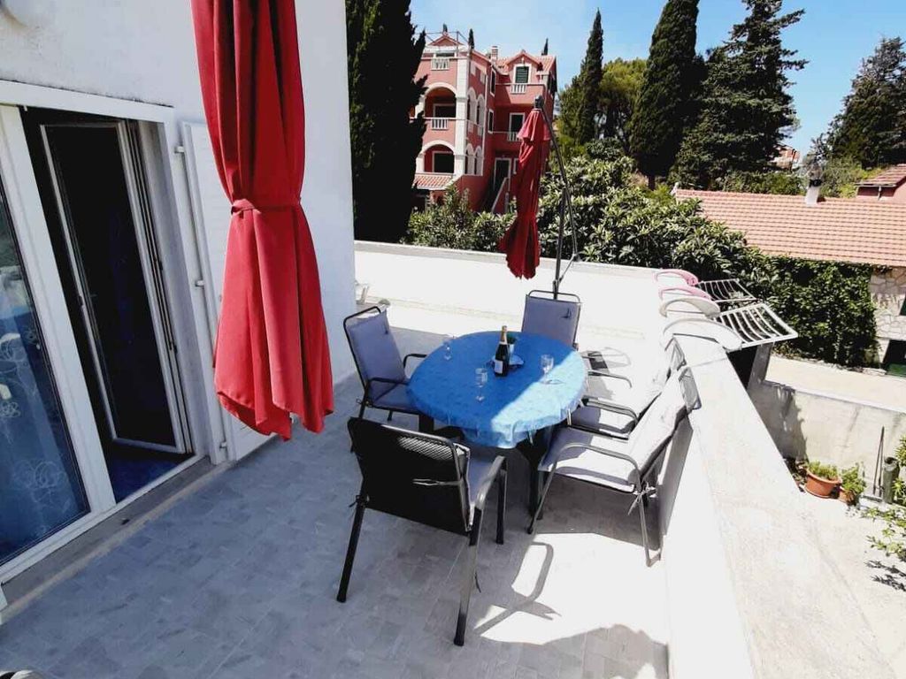 Ferienwohnung mit Klimaanlage, Terrasse und Meerblick in Supetar
