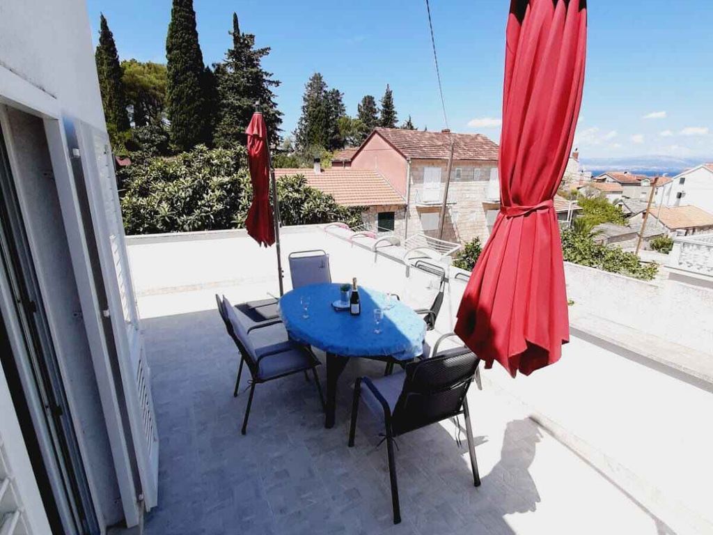 Ferienwohnung mit Klimaanlage, Terrasse und Meerblick in Supetar