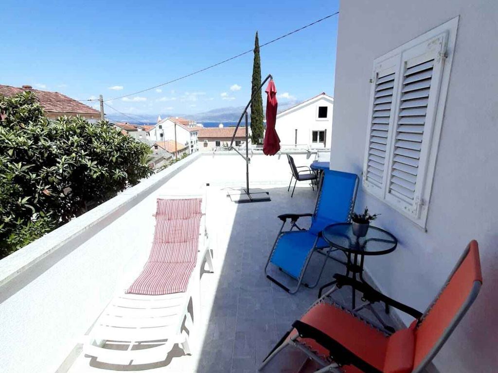 Ferienwohnung mit Klimaanlage, Terrasse und Meerblick in Supetar