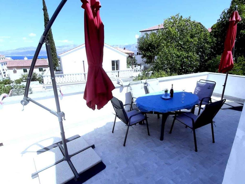 Ferienwohnung mit Klimaanlage, Terrasse und Meerblick in Supetar