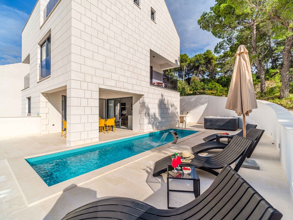 Villa mit Pool und Klimaanlage