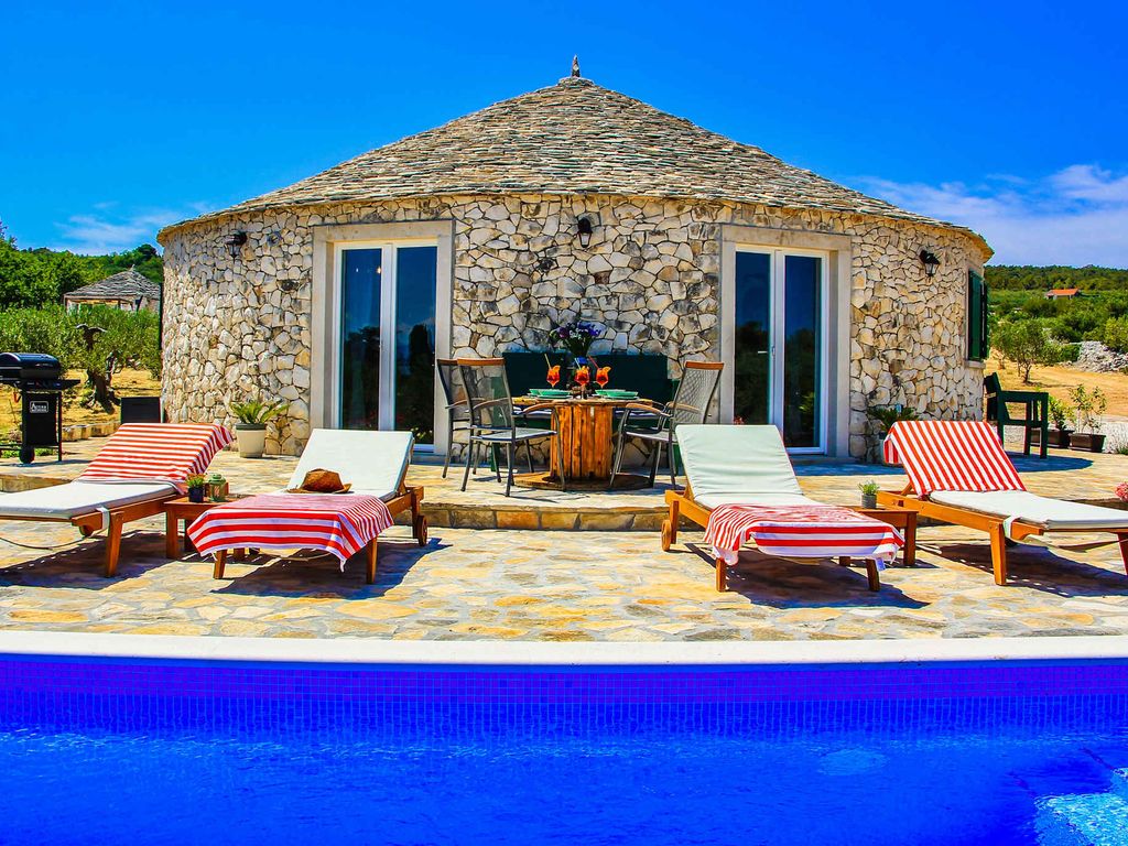 Ferienhaus mit Privatpool und Meerblick