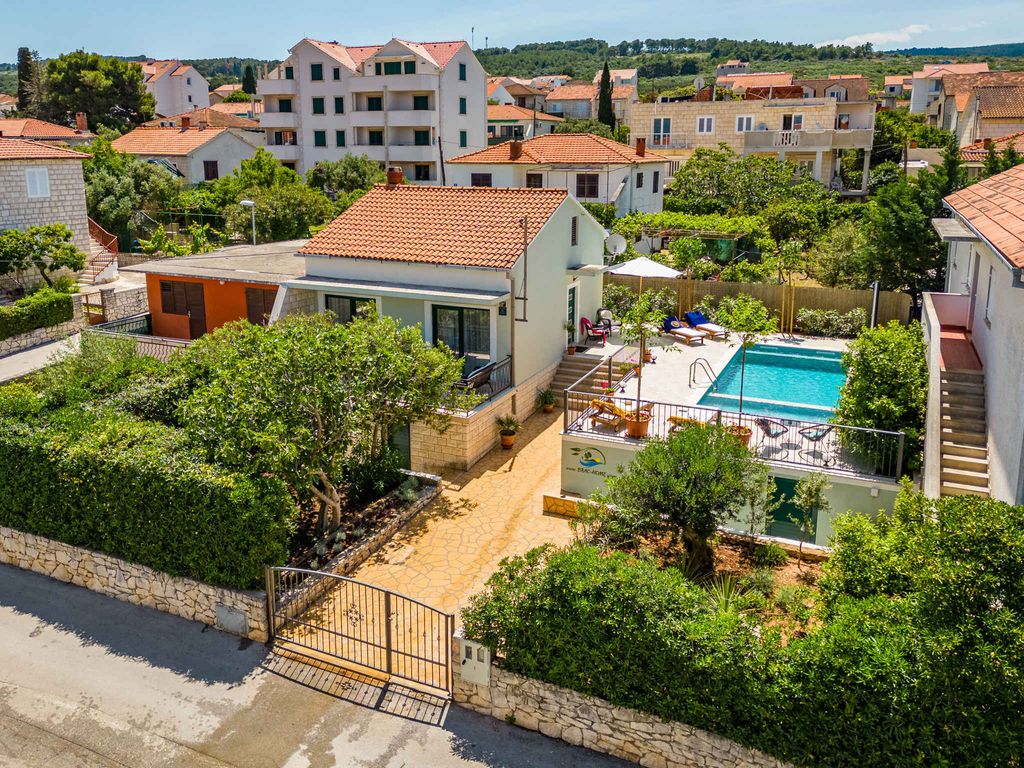 Ferienhaus mit Pool und Klimaanlage