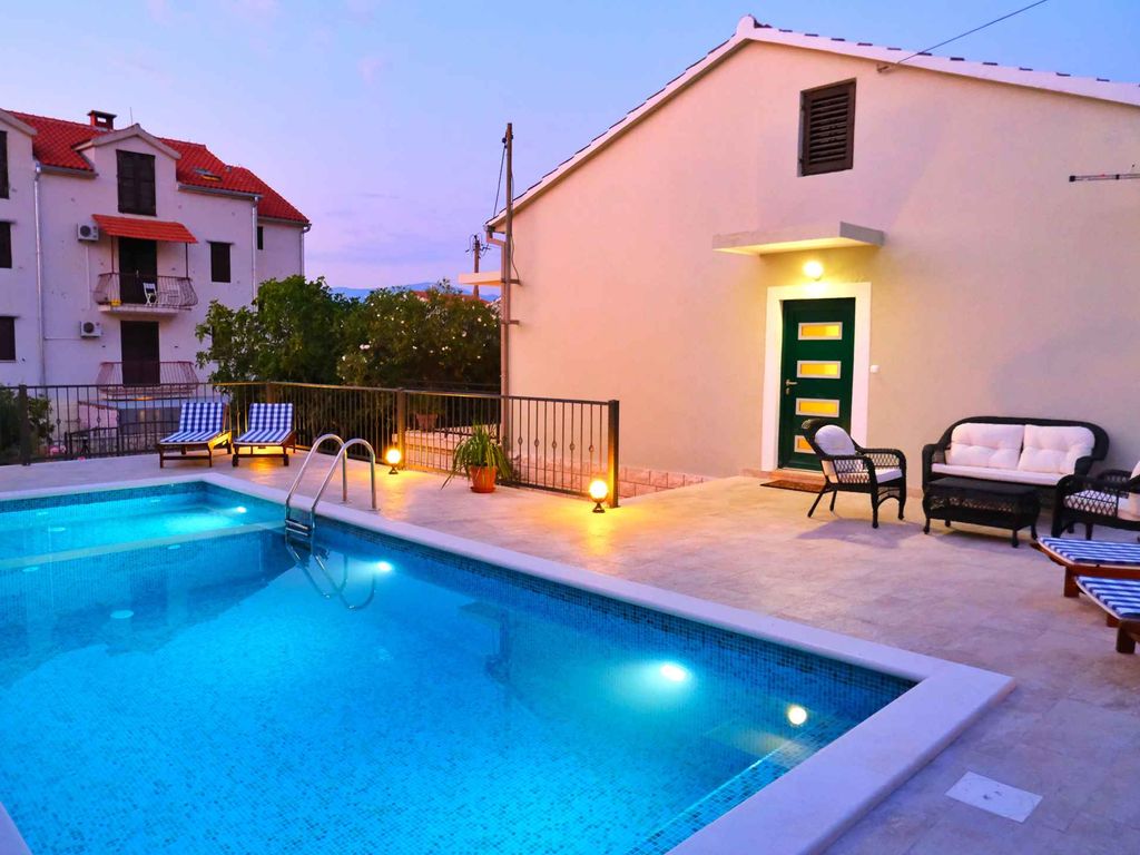 Ferienhaus mit Pool und Klimaanlage