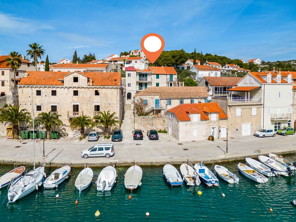 Ferienwohnung mit Klimaanlage und Balkon direkt am Meer in Milna