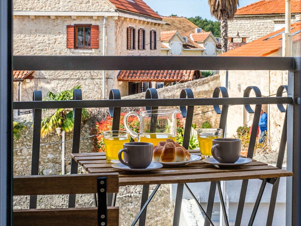 Ferienwohnung mit Klimaanlage und Balkon direkt am Meer in Milna