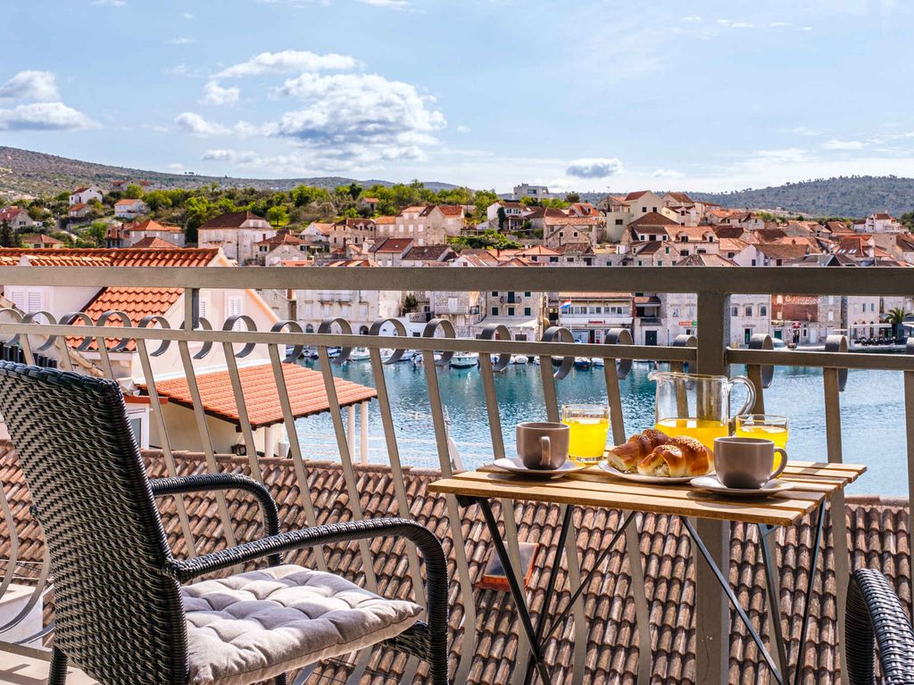 Ferienwohnung mit Klimaanlage und Balkon direkt am Meer in Milna