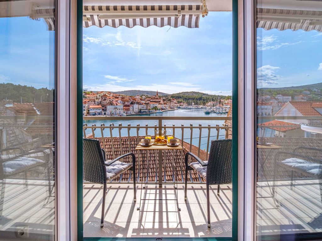 Ferienwohnung mit Klimaanlage und Balkon direkt am Meer in Milna