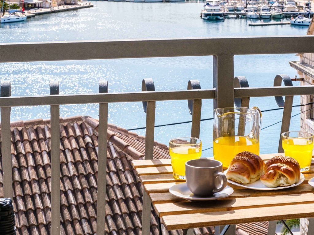 Ferienwohnung mit Klimaanlage und Balkon direkt am Meer in Milna