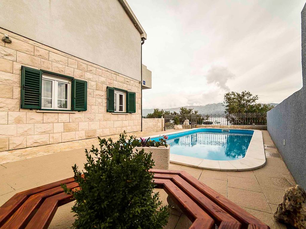 Ferienwohnung mit Pool und Klimaanlage